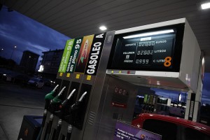 OURENSE. 07.12.2015 QUINTELA, ESTACION DE SERVICIO O PINO. VENTA DE GASOLEO POR DEBAJO DE 1 EURO. FOTO: MIGUEL ANGEL